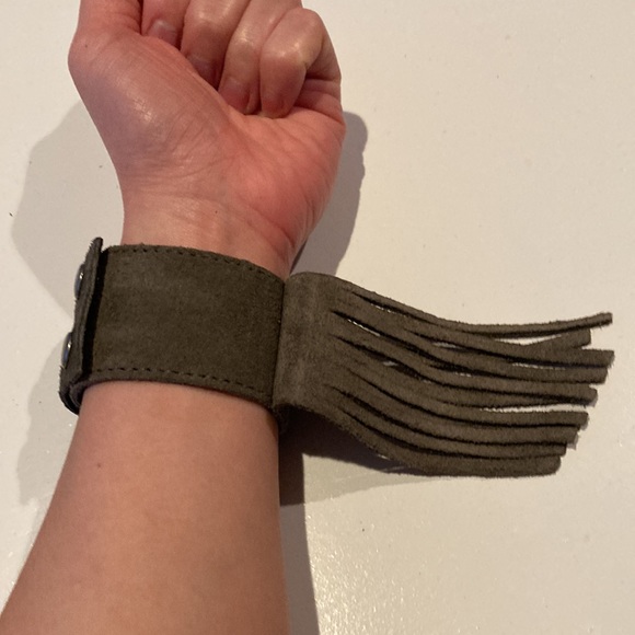 Minnetonka leather fringe and stud bracelet, Grey - Picture 4 of 5